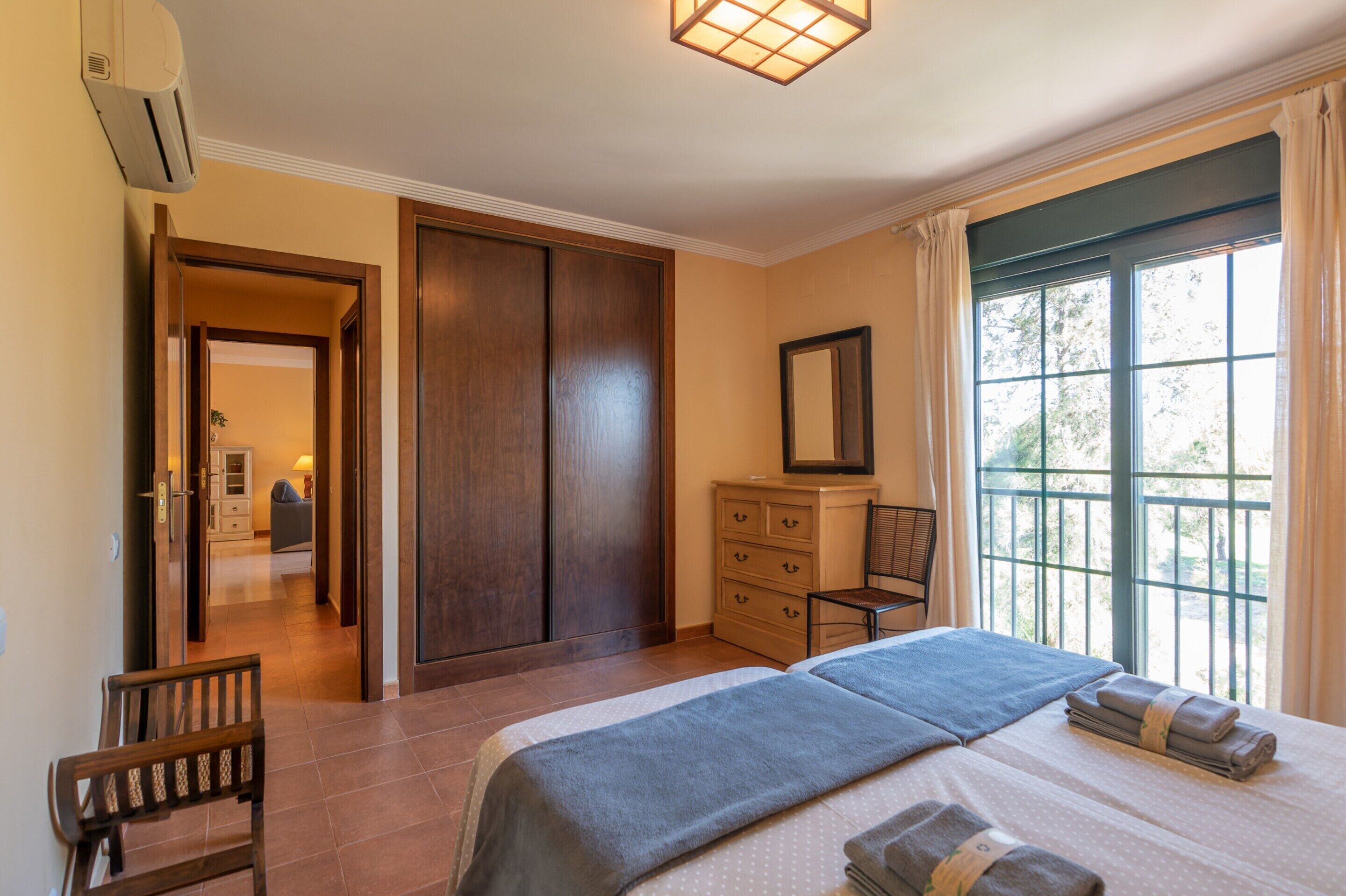 2 عدّة غرف نوم ومكواة/لوح كي