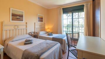 2 habitaciones y tabla de planchar con plancha