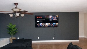 Living area - Crew Base | Bunk Beds •Pool Table •Parking• Yard (Frisco)