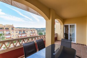 Outdoor dining - Family Apartment With Amenities (Ayamonte)