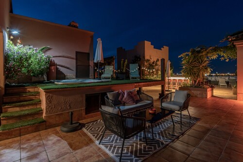 Beach Penthouse With hot tub