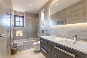 Apartment | Badezimmer | Badewanne, Haartrockner