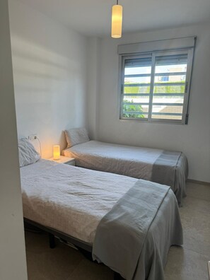 2 chambres, fer et planche à repasser