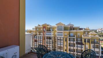 Apartment | Outdoor dining