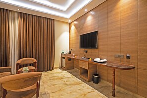 Habitación ejecutiva, vista a la ciudad | Ropa de cama de alta calidad, muebles diferentes y escritorio