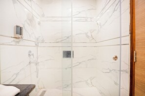 Regadera, amenidades de baño gratuitas, secadora de cabello, pantuflas