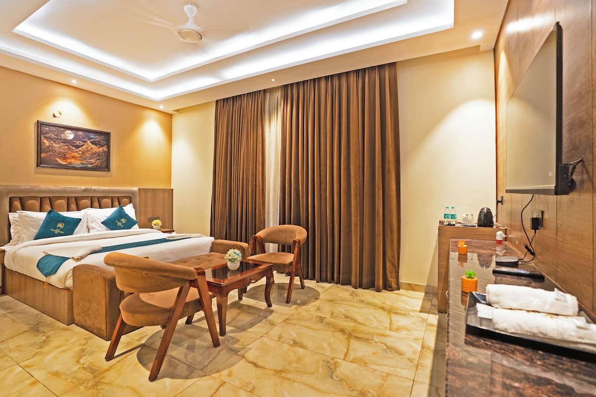 Executive Room, City View | Desk, laptop workspace, blackout drapes, soundproofing