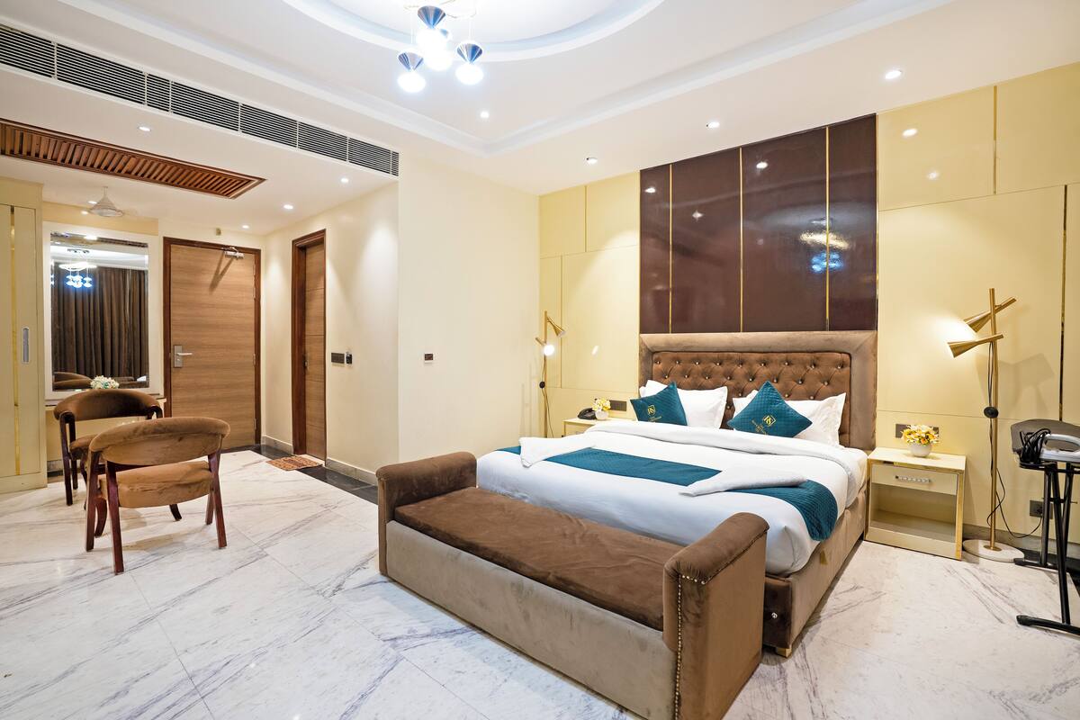 Un dormitorio moderno con una cama grande, un sofá y un escritorio.