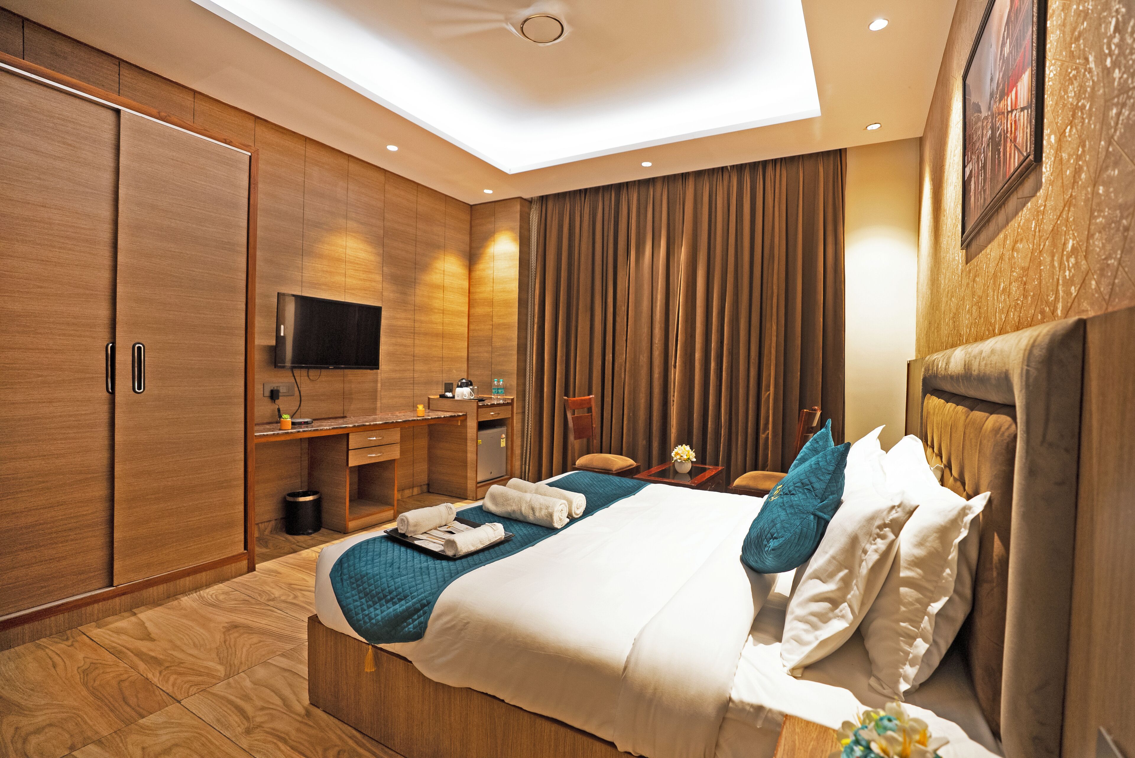 Ropa de cama de alta calidad, muebles diferentes y escritorio 