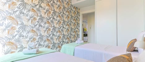 2 عدّة غرف نوم ومكواة/لوح كي