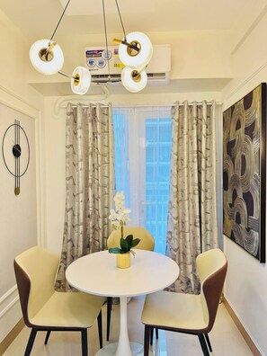 คอนโด, 2 ห้องนอน, วิวเมือง | ร้านอาหาร