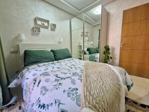 4 bedrooms, iron/ironing board, WiFi, bed sheets