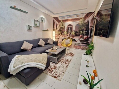 Spacious 1-bedroom condo with WiFi, AC in fabulous Marrakesh