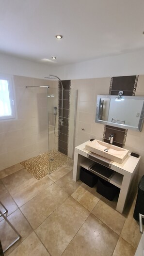 Dusche, Haartrockner, Toilettenpapier