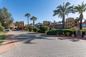 المنطقة المحيطة بالمنشأة