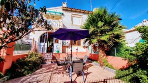 Outdoor dining - Cozy Flat in Urb Las Rosas Guardamar (Guardamar del Segura)