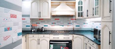 Großer Kühlschrank, Mikrowelle, Herdplatte