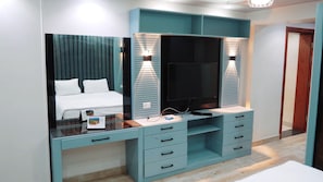 Desk, laptop workspace, iron/ironing board, free WiFi