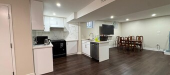 Charming 2bedroom house with WiFi, AC in Brampton