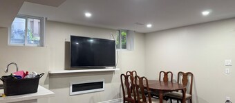 Charming 2bedroom house with WiFi, AC in Brampton
