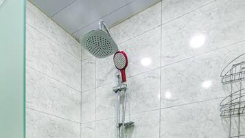 Secador de pelo, bidet, toallas, jabón