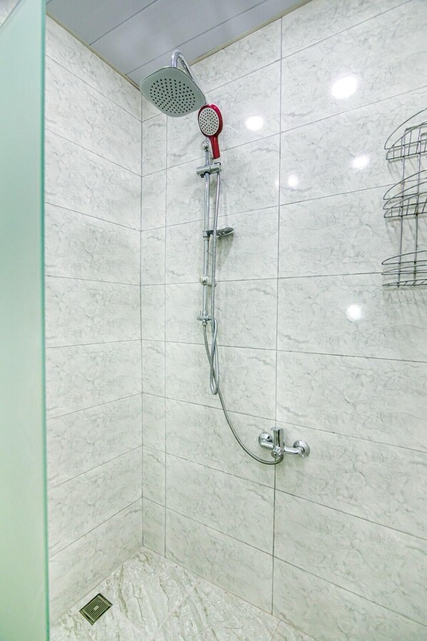 Hiustenkuivaaja, bidee, pyyhkeet, saippua