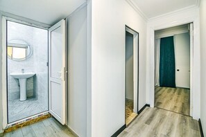 Hiustenkuivaaja, bidee, pyyhkeet, saippua