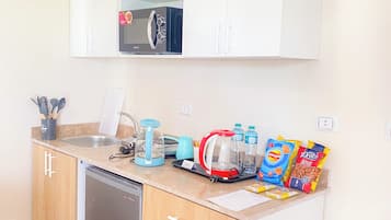 迷你雪櫃、微波爐、爐具、廚房用具/餐具/器皿