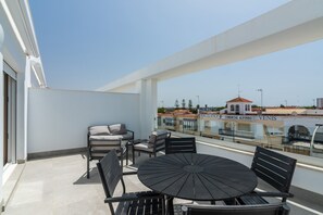 Outdoor dining - Family Apartment With Balcony, Wifi (Ayamonte)