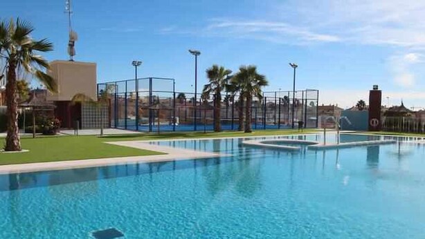 Apartment | Pool | Outdoor pool - Apartment in Torrevieja for 4 Guests (Torrevieja)