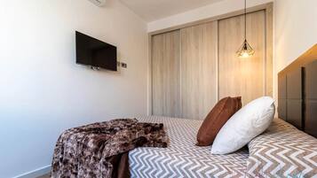 Apartamento | 1 dormitorio y tabla de planchar con plancha