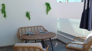 Apartamento | Restaurante al aire libre