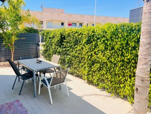 Outdoor dining - Apartment in Torrevieja for 5 Guests (Torrevieja)