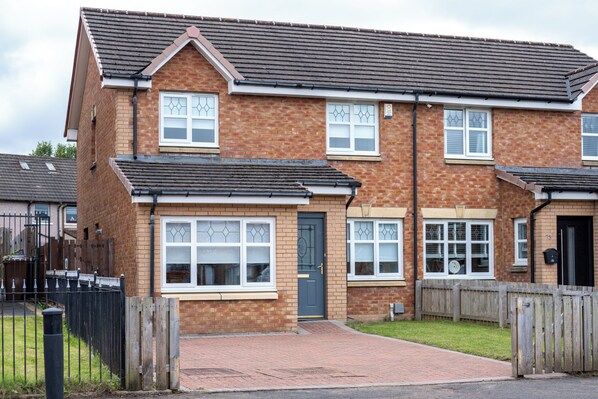 Vista frontal de la propiedad