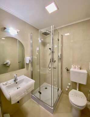 Dusche, Haartrockner, Handtücher, Seife