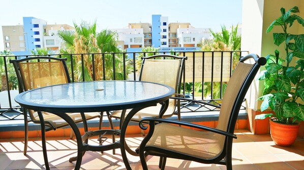 Apartment | Outdoor dining
