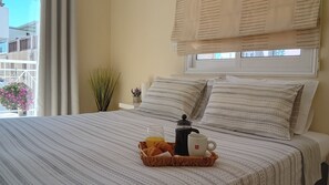 1 chambre, coffre-fort, fer et planche à repasser