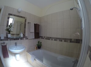 Haartrockner, Handtücher, Seife, Toilettenpapier