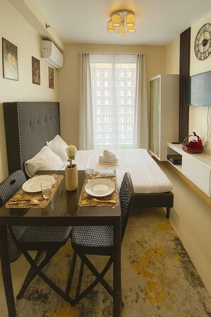 Condo, 1 Bedroom, Accessible | Dining room