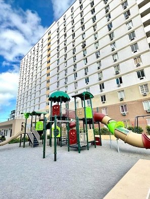 Children's area - Panoramic Pool Views in Luxurious Lapu-lapu City Condo (Lapu-Lapu)