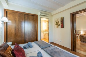 2 عدّة غرف نوم ومكواة/لوح كي