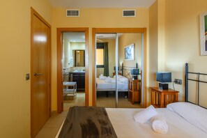 Departamento | 2 habitaciones y tabla de planchar con plancha 