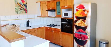 Microonde, forno, piano cottura, lavastoviglie