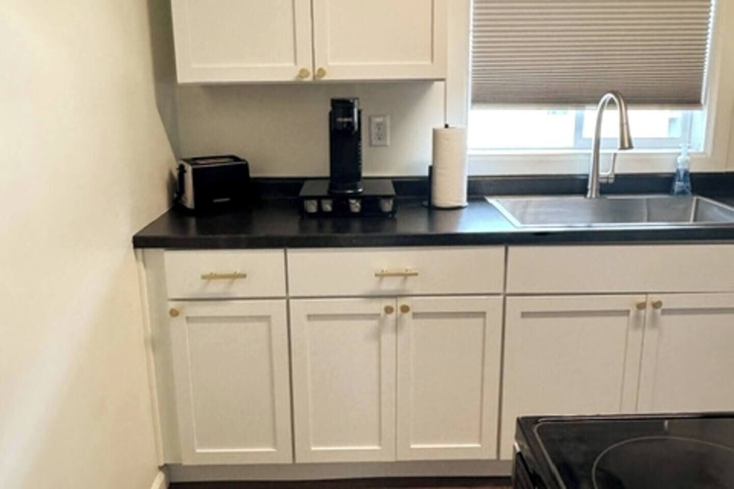 Jääkaappi, mikroaaltouuni, liesi, astianpesukone