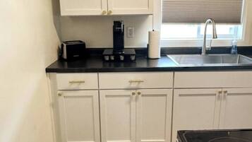 Frigorífic, microones, placa de cuina i rentaplats