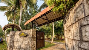 A stone wall with a sign reading "VINSRI VILLA" and a covered entrance with a curved roof. - 4-bedroom villa in wonderful Kadahapola with WiFi, AC, fitness room (Kadahapola ,Narammala)
