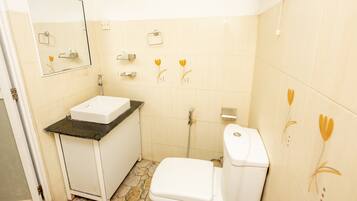 Een douche, een haardroger, handdoeken, zeep