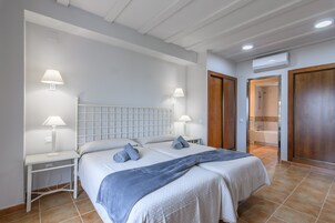 2 habitaciones y tabla de planchar con plancha 