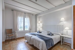 2 habitaciones y tabla de planchar con plancha 