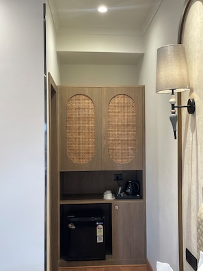 Family Suite, Balcony, City View | Wardrobe